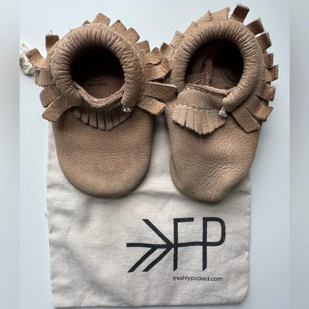 Freshly Picked Soft Sole Moccasins – Weathered Brown